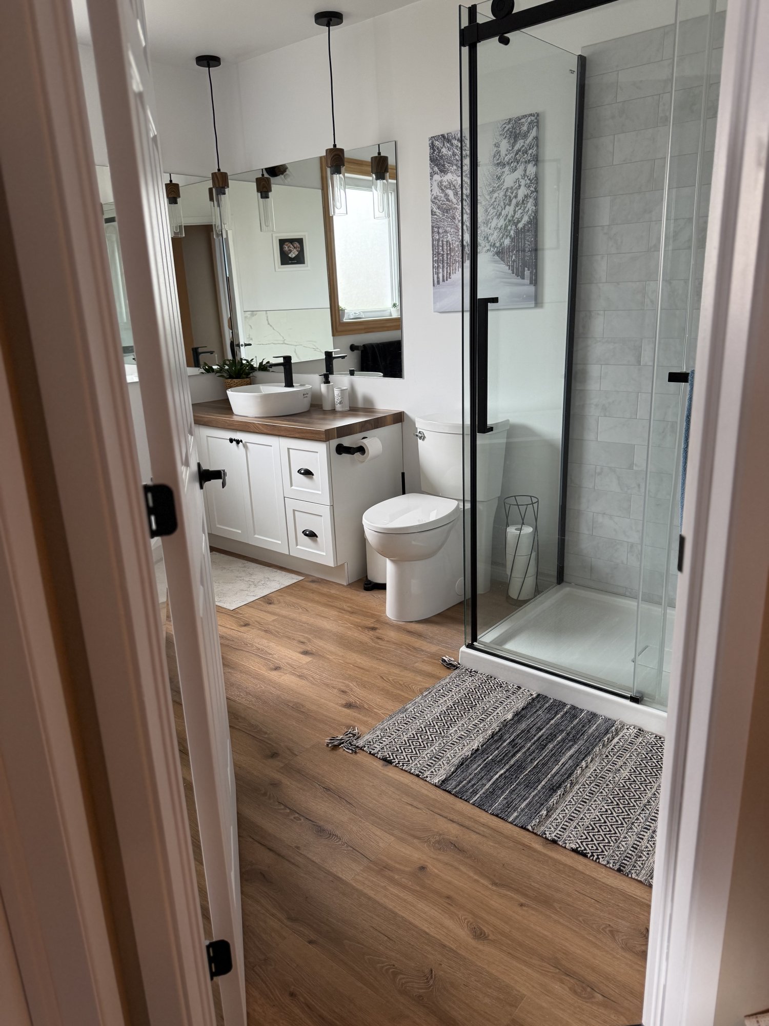 Rénovation de salle de bain moderne avec douche vitrée