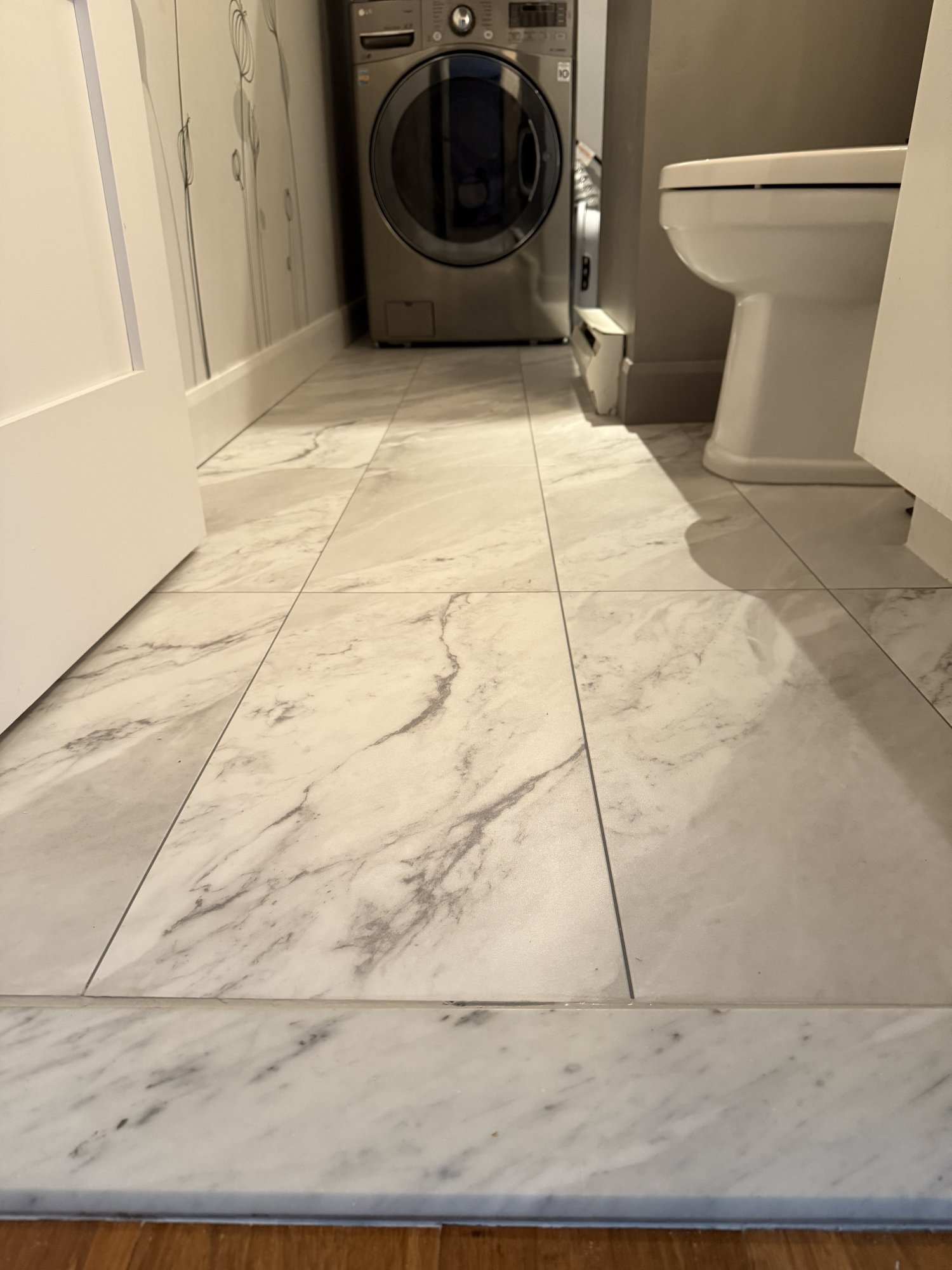 Plancher de céramique effet marbre dans une salle de bain