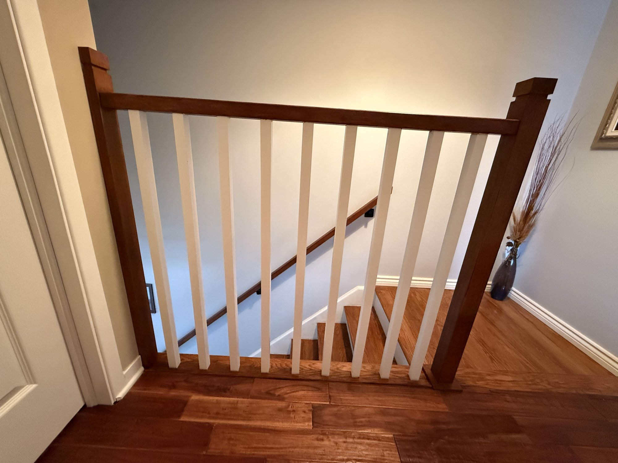 Rampe d'escalier en bois et fuseaux blancs